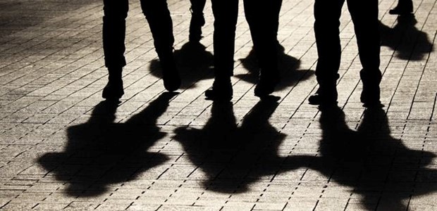 Παρέα νεαρών χτύπησε και λήστεψε τρεις φοιτητές